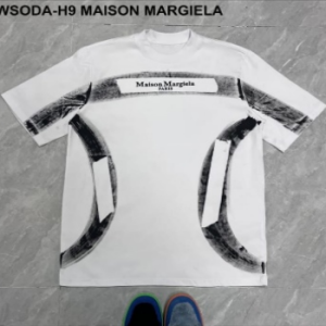 MAISON MARGIELA Men's Trompe L'Oeil Brushstroke Logo Tape Graphic T-Shirt (WSODA-H9)